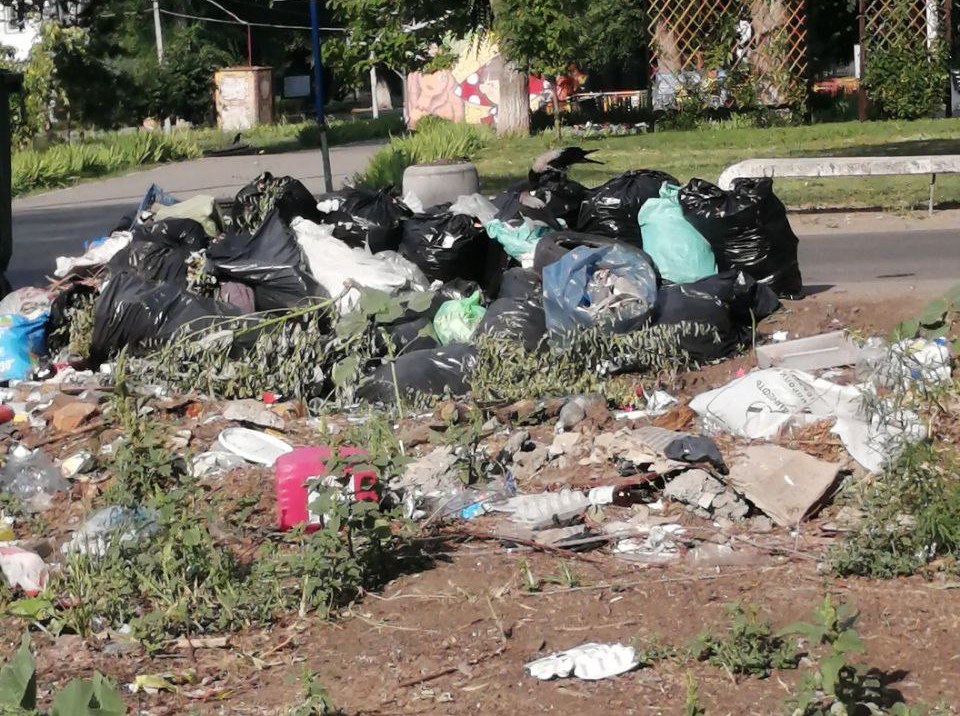 «Полное безобразие»: балаковцы жалуются на заваленные мусором улицы города
